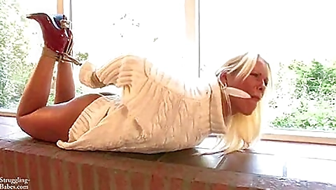 Sexy girl gets fucked by a youngermour