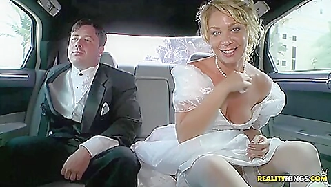 Sexy amateur coupl spreads out and pussy fucking