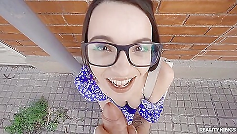 Mas glas his wife's pussy in bed